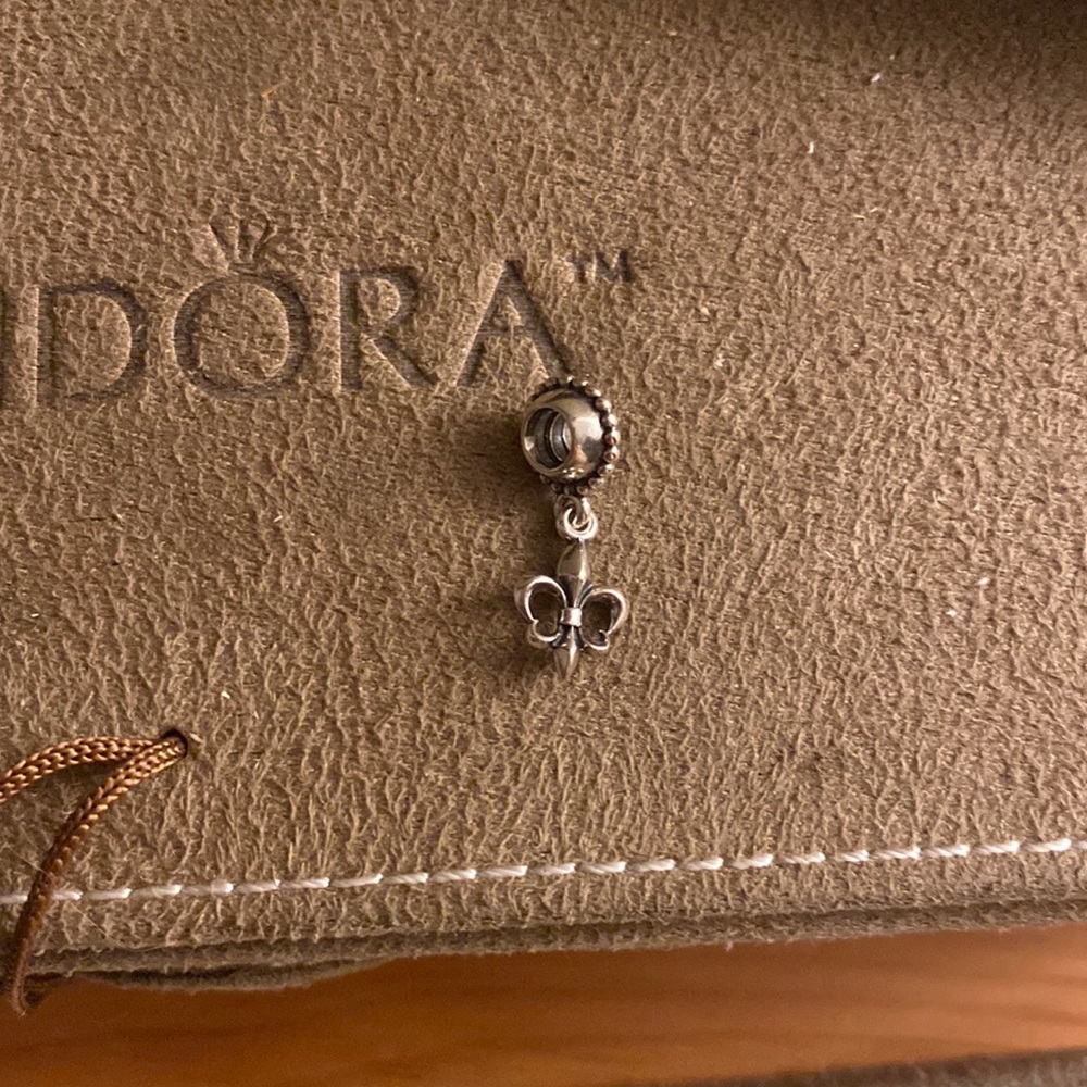 Pandora fleur-de-lis Retired Charm